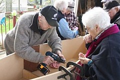 Incroyable: ces retraités fabriquent leur propre cercueil à la maison de retraite (photos)